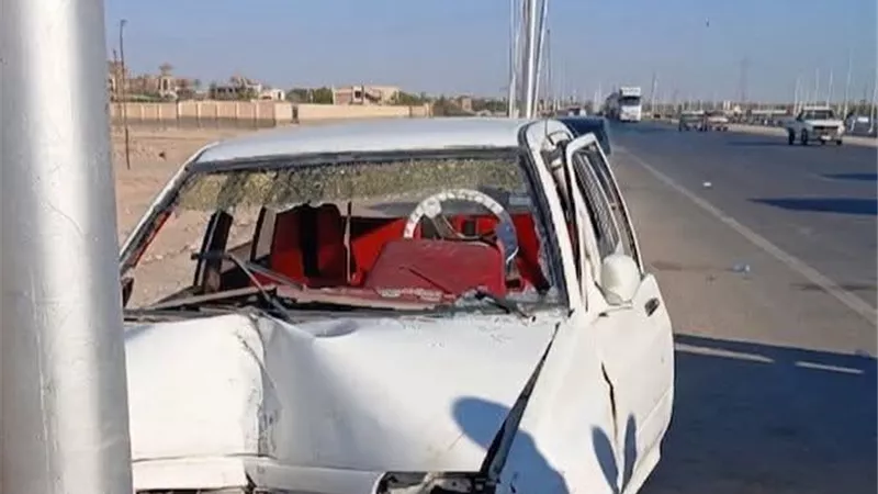 إصابة 4 أشخاص في تصادم سيارة ملاكي بعمود إنارة بطريق السويس – الإسماعيلية