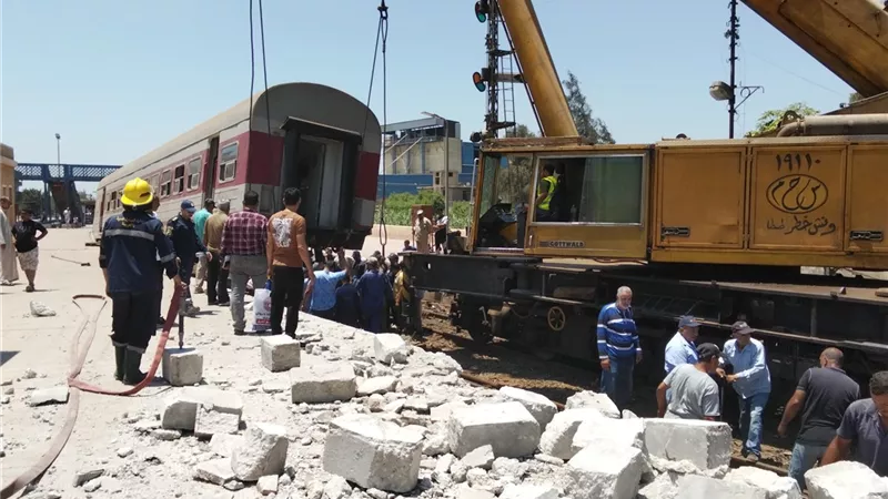 كامل الوزير يتفقد موقع خروج عربة قطار عن القضبان بمحطة محلة روح 