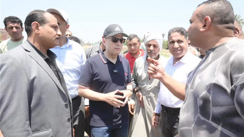 استجابة فورية لمطالب أهالي عزبة وديع.. تركيب مطبين لتعزيز السلامة المرورية