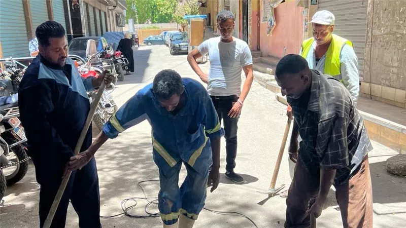 تحرك عاجل في الأقصر يمنع هبوطًا أرضيًا بشارع التأمين الصحي