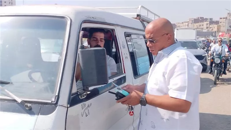  ضبط ١٤٢٣ مخالفة سرفيس وفض ٤ مواقف عشوائية خلال ٥٢ حملة رقابية بالجيزة