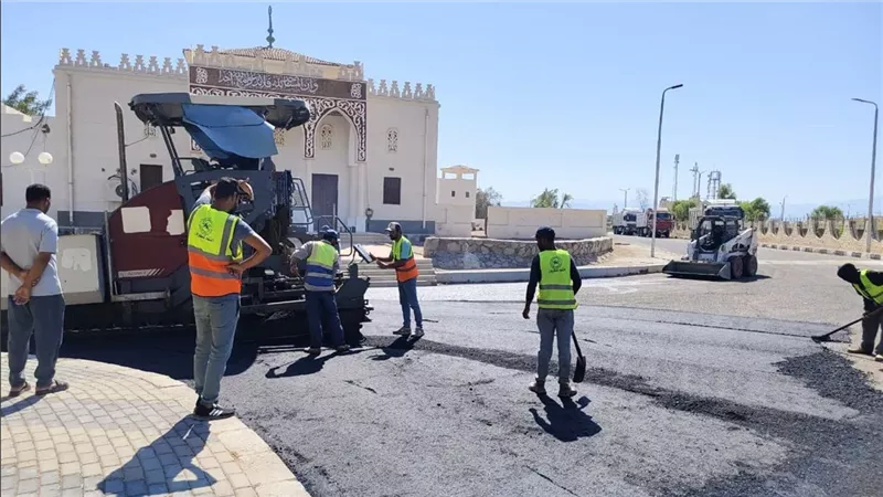 تنفيذًا لتوجيهات محافظ جنوب سيناء مواصلة أعمال رصف الطرق في نوبيع | صور