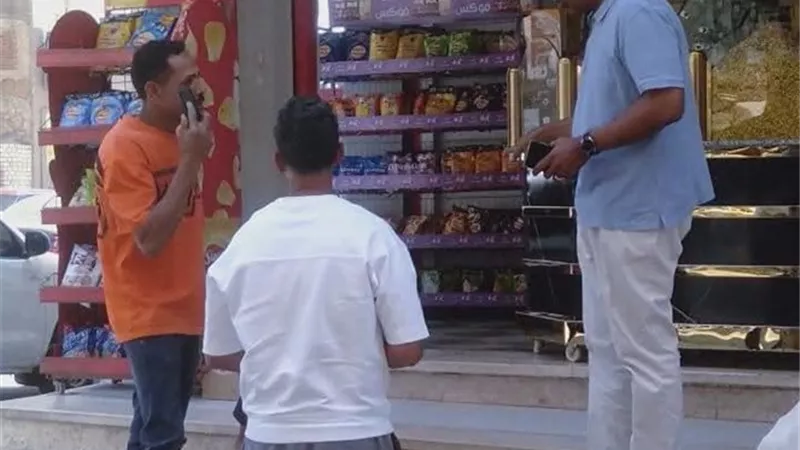 حي السويس يواصل حملات إزالة الإشغالات بشارع النمسا ويؤكد: الرصيف حق للمواطن