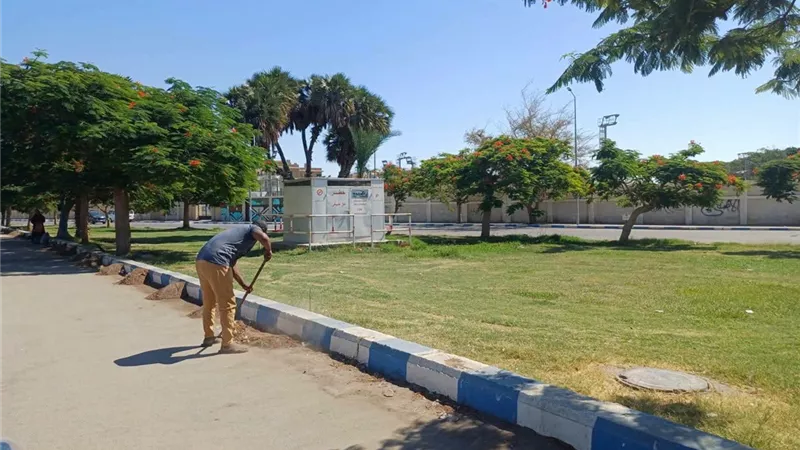 حي السويس يواصل رفع كفاءة النظافة العامة بطريق بورتوفيق للحفاظ علي المظهر 