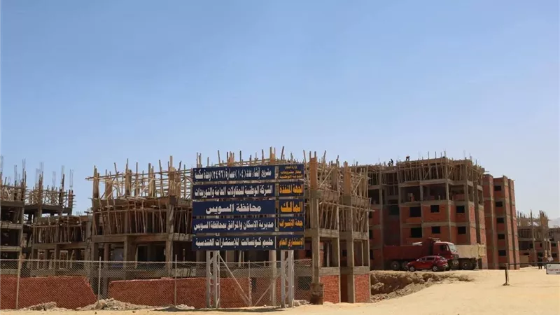 محافظ السويس يتابع تنفيذ مشروع 104 عمارة للإسكان البديل  ويوجه بسرعة الانجاز