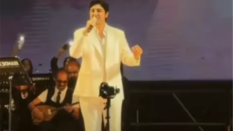 في أول حفل له بعد أزمة والده.. محمد فضل شاكر: 
