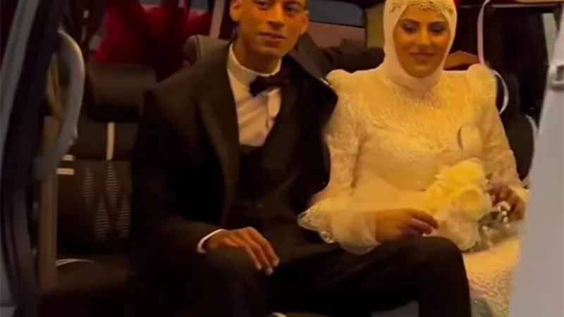 لاموزين الغلابة.. زفة عريس وعروس داخل ميكروباص تشعل السوشيال ميديا  