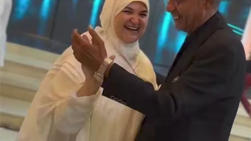 لسه بنفس الشغف.. والد ووالدة العروس يخطفان الأنظار برقصة رومانسية 