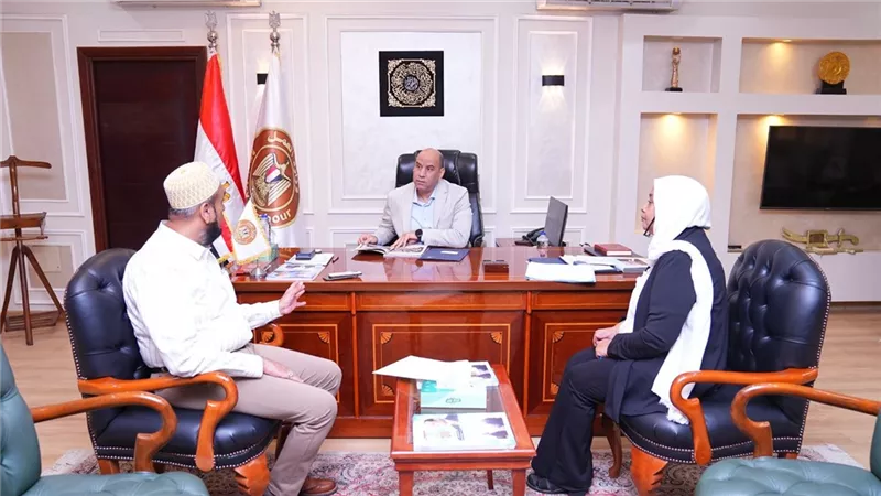 وزير العمل يبحث تسهيل تراخيص الأجانب لترميم المساجد التاريخية مع ممثل البهرة