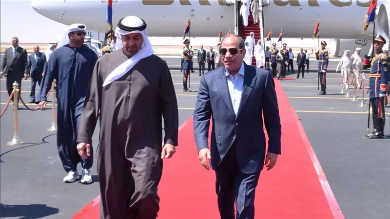 في زيارة أخوية.. الرئيس السيسي يستقبل نظيره الإماراتي بمطار العلمين 