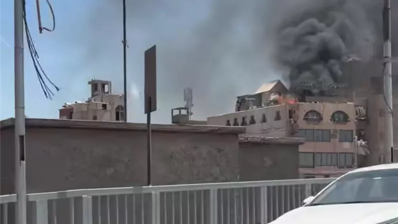 الدخان وصل السماء .. حريق أعلى فندق الحسين والدفاع المدني يتوجه إلى المكان