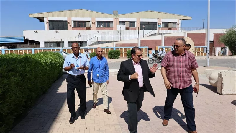 رئيس جامعة قنا يتابع تركيب البرجولات بساحة كلية الآداب