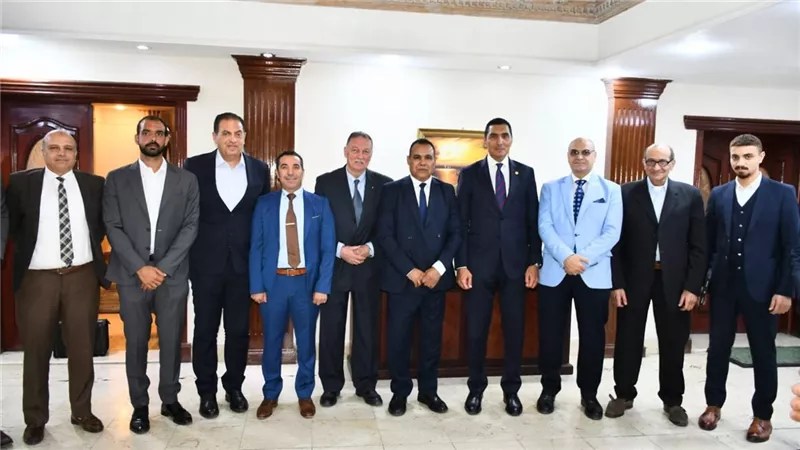 وزير الشباب والرياضة يبحث مع الاتحاد العربي مشروعات الاستثمار الرياضي