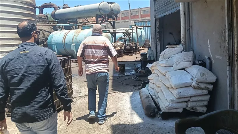 حملة مفاجئة على مصانع المنطقة الصناعية للتأكد من التزامها بالاشتراطات البيئية