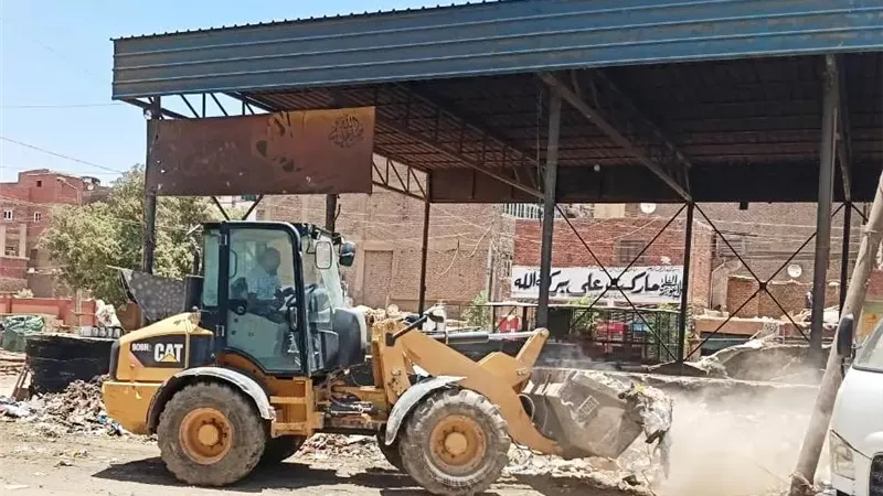 رفع 288 طن مخلفات بنطاق أحياء شرق والمحمودية بمدينة أسوان لتوفير بيئة نظيفة 