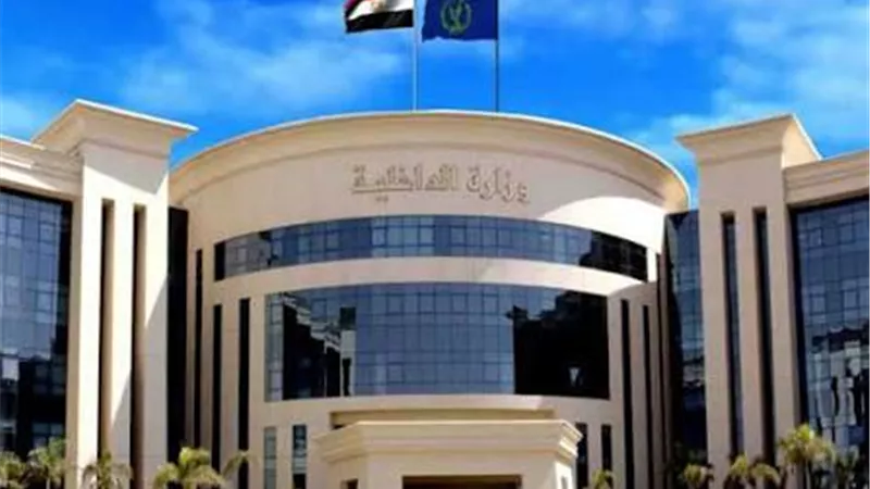 بسبب أولوية المرور.. شاب يقفز فوق سيارة ويحطمها في الإسكندرية