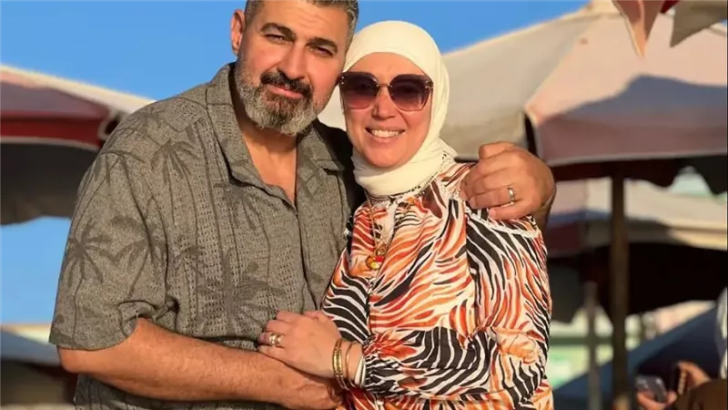  ياسر جلال يستمتع بعطلته الصيفية مع زوجته في المكس بالإسكندرية