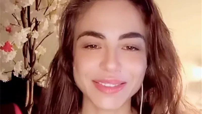 الكولاجين السبب.. دوللي شاهين ترد على سؤال 
