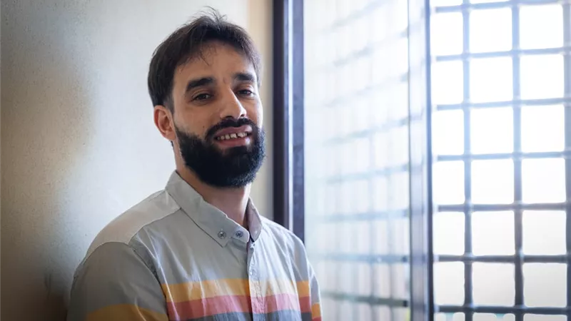 شاب ليبي يحكم عليه بالسجن 30 عام لتوزيعه الماء على قارب.. ما القصة