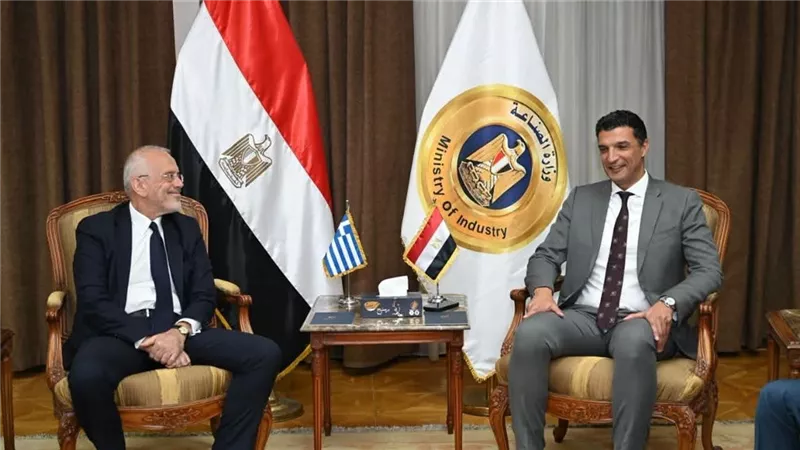 وزير الصناعة يبحث مع اليونان تعزيز الشراكة الصناعية وجذب الاستثمارات المشتركة 