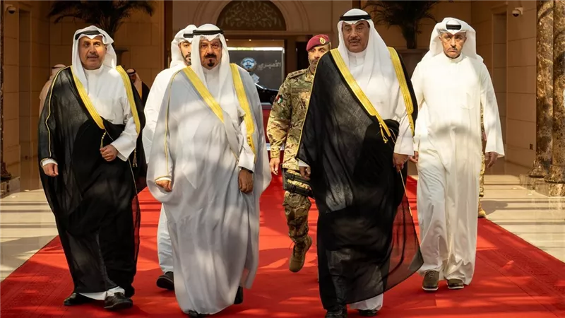 ولي عهد الكويت يتوجه إلى قطر لتقديم العزاء في وفاة الأمير الوالد