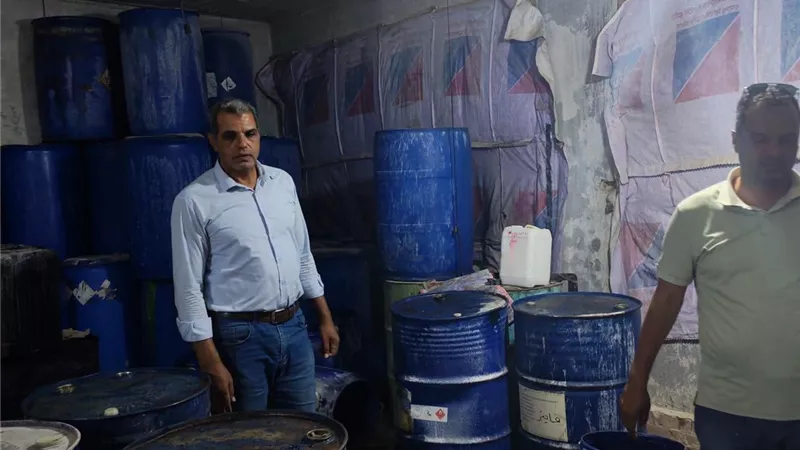 ضبط مصنع مبيدات غير مرخص و15 طن خامات و1200 عبوة مجهولة المصدر بالبحيرة