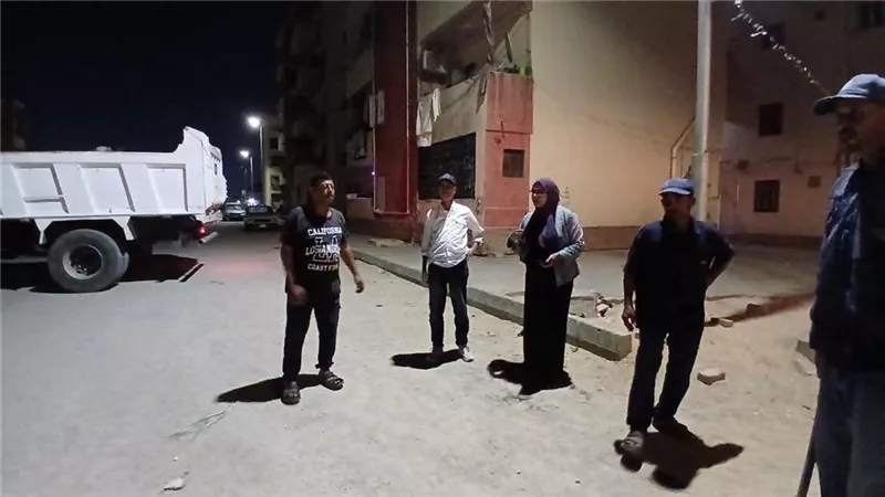 حملات مكثفة للنظافة وصيانة الإنارة بمنطقة مبارك 2 في حي فيصل