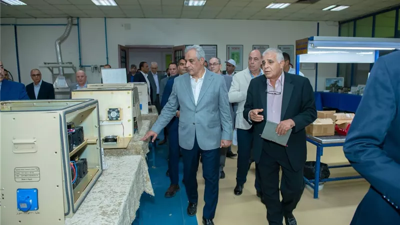 وزيرالدولة للإنتاج الحربي يتفقد شركة بنها للصناعات الإلكترونية لمتابعة الإنتاج