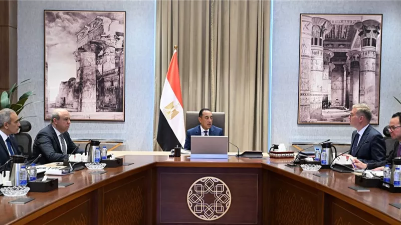مدبولي يتابع التعاون بين الطيران المدني والبترول لتأمين احتياجات وقود الطائرات