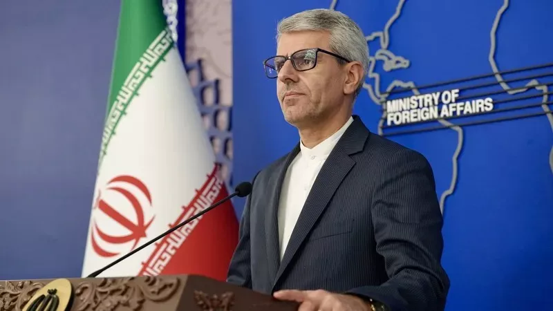 إيران تطرد دبلوماسيين فرنسيين.. وتحذر من تضرر العلاقات مع باريس