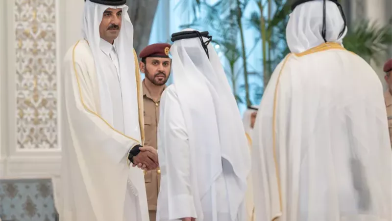 أمير قطر يستقبل قادة وزعماء العالم لتلقي العزاء في الأمير الوالد