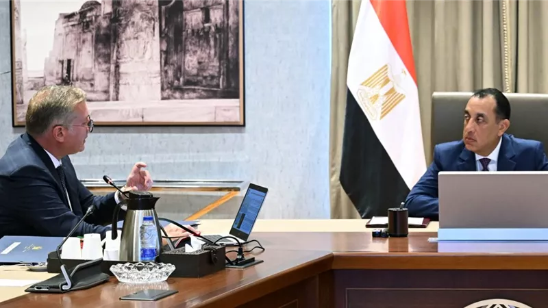رئيس الوزراء يتابع مع وزير البترول عدداً من ملفات العمل