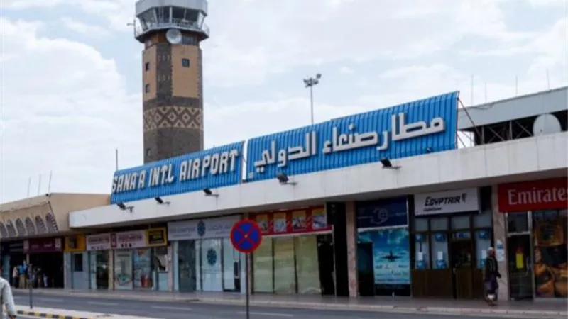 الجيش اليمني يستهدف مدرج مطار صنعاء لمنع هبوط طائرة إيرانية