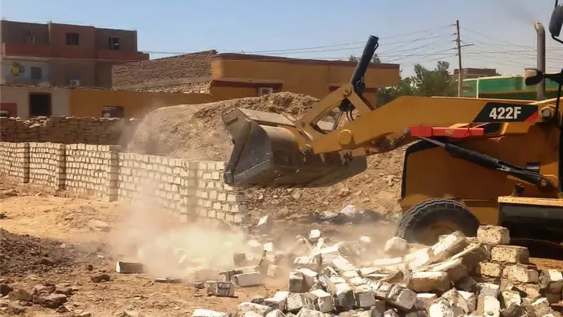 محافظ أسوان يتابع جهود إزالة التعديات ضمن المرحلة الثالثة من الموجة الـ 29