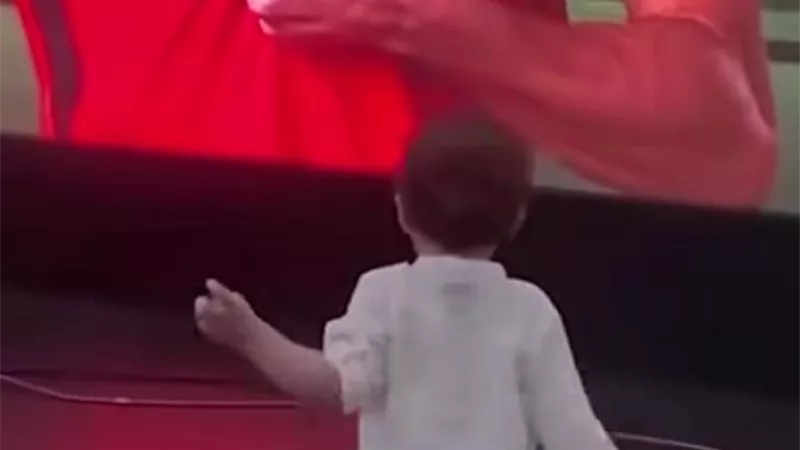 بابا اهو.. احتفال طفل مصطفي زيكو بوالدة يتحول الي تريند 