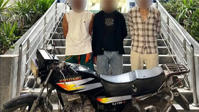 ضبط عاطلين وراء سرقة حقيبة سيدة أثناء سيرها بالفيوم