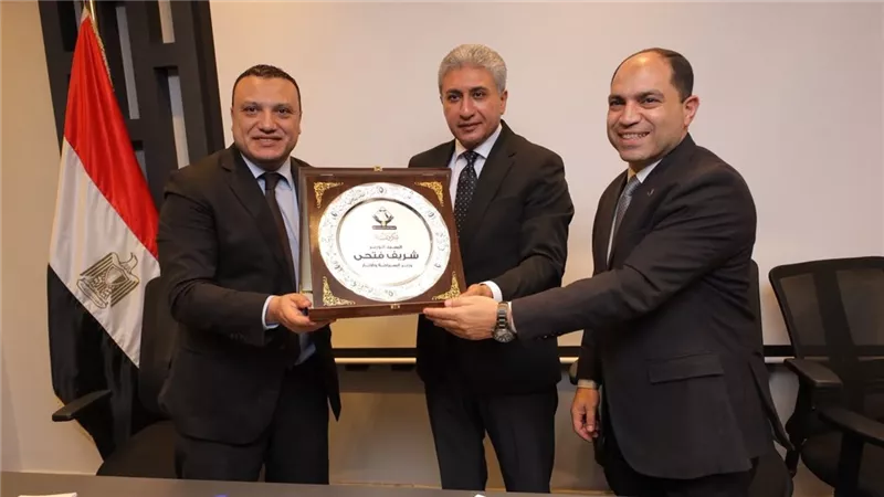 وزير السياحة والآثار يلتقي بشباب تنسيقية الأحزاب
