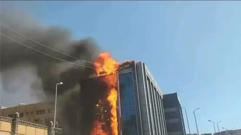 السيطرة على حريق أعلى مستشفى الجراحة بأسوان دون إصابات.. ونقل المرضى احترازيًا