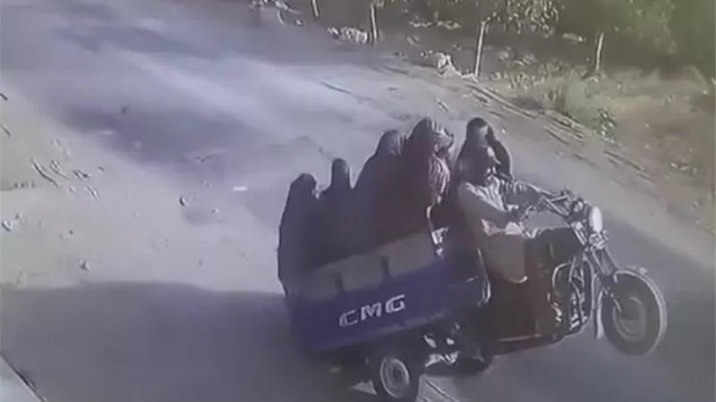 20 شخصًا دفعة واحدة.. انقلاب ركاب تروسيكل أثناء سيره يثير الجدل