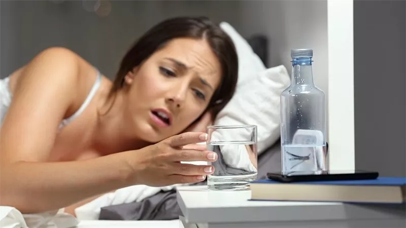 8 أسباب صحية قد تفسر حاجتك الدائمة لشرب الماء تعرف عليها