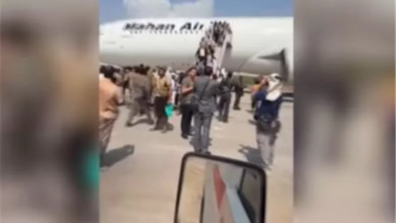 بالفيديو.. لحظة هبوط الطائرة الإيرانية في مطار الحديدة بعد منعها من صنعاء