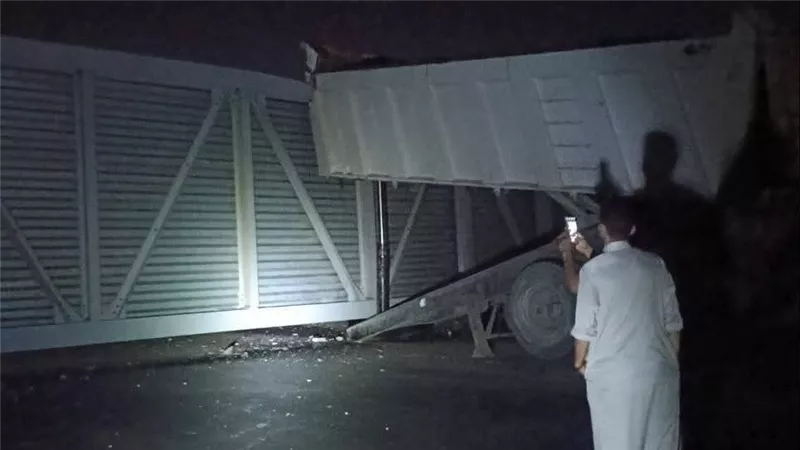 سقوط كوبري مشاة بطريق بنها  المنصورة بعد اصطدام سيارة نقل به.. دون إصابات