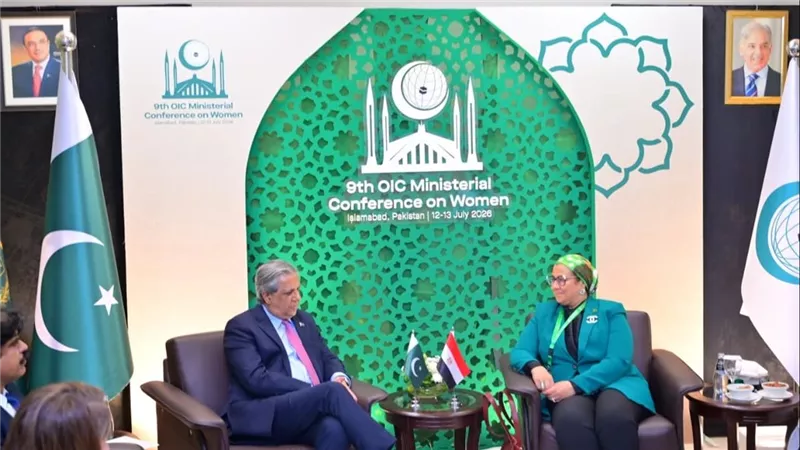 على هامش مؤتمر المرأة.. أمل عمار تلتقي وزير حقوق الإنسان الباكستاني