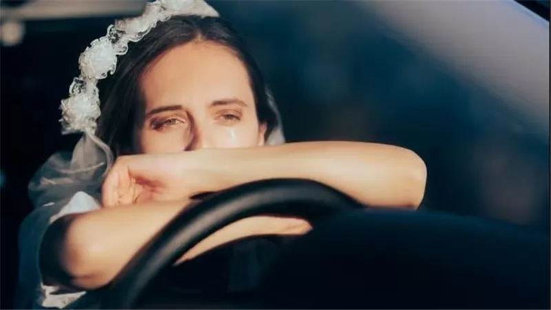 زفاف مع وقف التنفيذ: عندما تهرب العروس من الفستان الأبيض بالأمتار الأخيرة