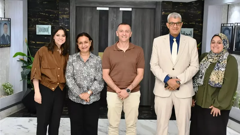 محافظ أسوان يبحث مع مستشار وزير المالية تعزيز كفاءة برامج الحماية الإجتماعية