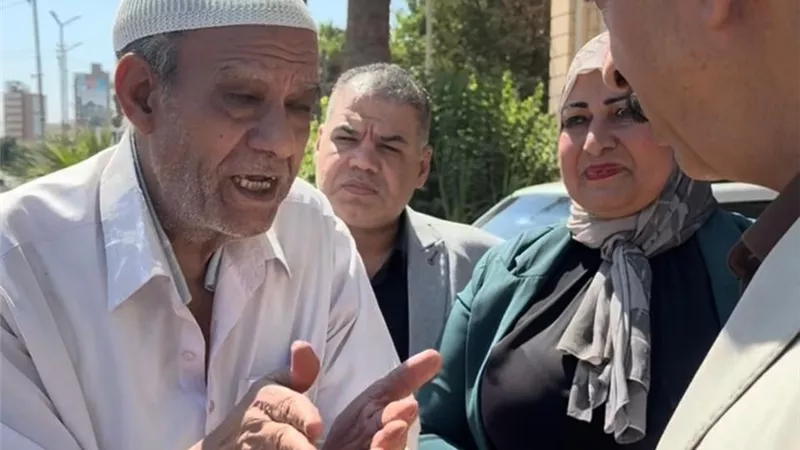محافظ سوهاج يستجيب لمواطن استوقفه بالشارع ويصطحبه معه لحل مشكلته