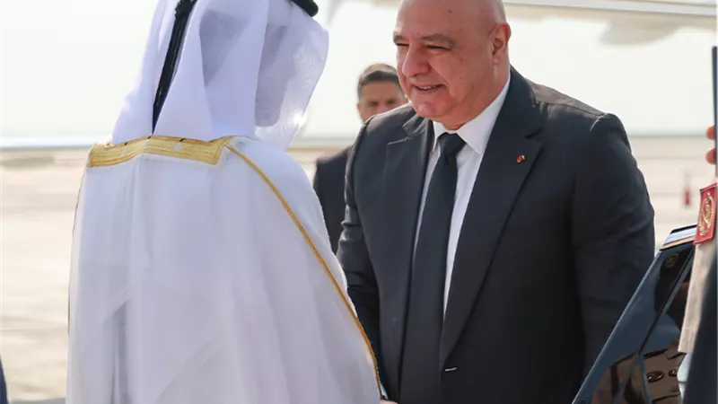 الرئيس اللبناني يصل الدوحة لتقديم واجب العزاء في الأمير الوالد
