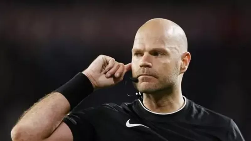 وفاة الحكم الهولندي روب ديبيرينك بعد استبعاده من قائمة حكام كأس العالم