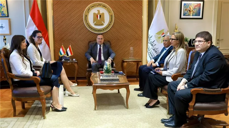 وزير التعليم العالي يبحث مع سفيرة المجر تجديد اتفاقيات المنح الدراسية