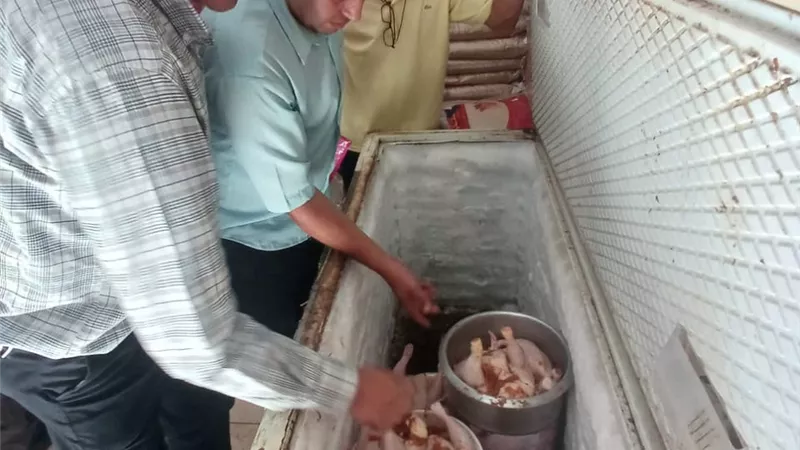 ضبط 510 كجم لحوم ودواجن مجهولة البيانات و560 كجم سكر تمويني في حملة بالغربية